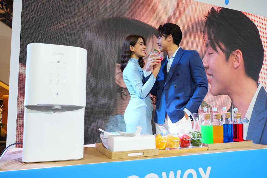 ภาพ_หมาก - ปริญ สุภารัตน์ และ คิมเบอร์ลี่ ร่วมงาน COWAY Just Drink Day_03