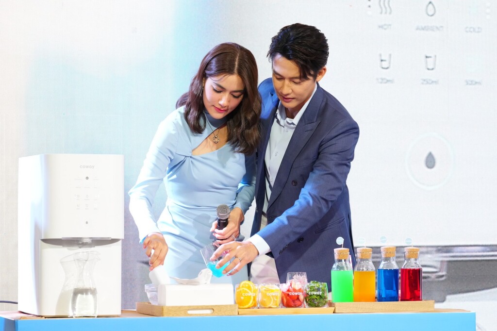 ภาพ_หมาก - ปริญ สุภารัตน์ และ คิมเบอร์ลี่ ร่วมงาน COWAY Just Drink Day_09