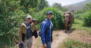 2 คู่ซี้ “คิม กู๊ดเบิร์น” และ “ต๋อง ชัยธวัช” จากเวที Mister International Thailand ชวนท่องเที่ยวแนวใหม่ แบบเป็นมิตรกับช้าง ณ ปางช้าง BEES จ. เชียงใหม่ 2 คู่ซี้ “คิม กู๊ดเบิร์น” และ “ต๋อง ชัยธวัช” จากเวที Mister International Thailand ชวนท่องเที่ยวแนวใหม่ แบบเป็นมิตรกับช้าง ณ ปางช้าง BEES จ. เชียงใหม่