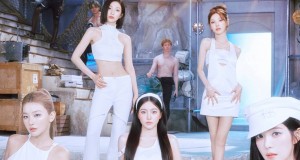 Red Velvet ซัมเมอร์ควีนคัมแบ็กพร้อมมินิอัลบั้มใหม่ ‘Velvet Summer’ ถ่ายทอดกลิ่นอายฤดูร้อนหลากหลายแบบ  พร้อมคว้าอันดับ 1 บนชาร์ต iTunes Top Albums ใน 15 ประเทศทั่วโลก