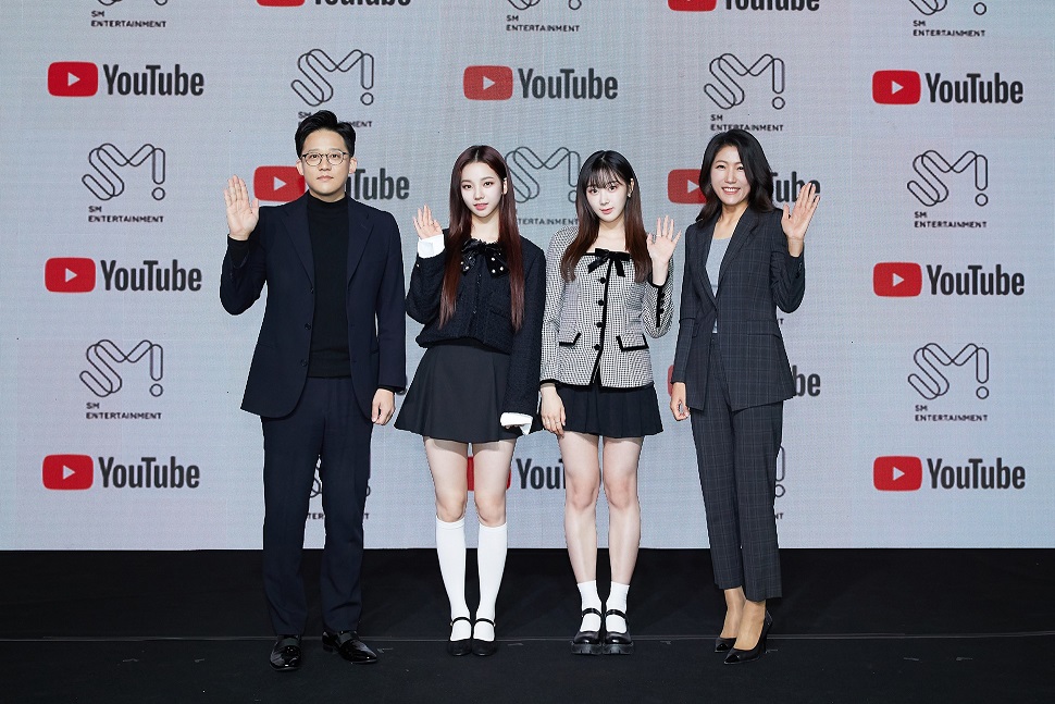 ภาพที่ 1 [SM X YouTube Remastering Project Announcement Conference] Sung Su Lee ซีอีโอของ SM, KARINA และ GISELLE วง aespa, Sun Lee หัวหน้าจาก YouTube