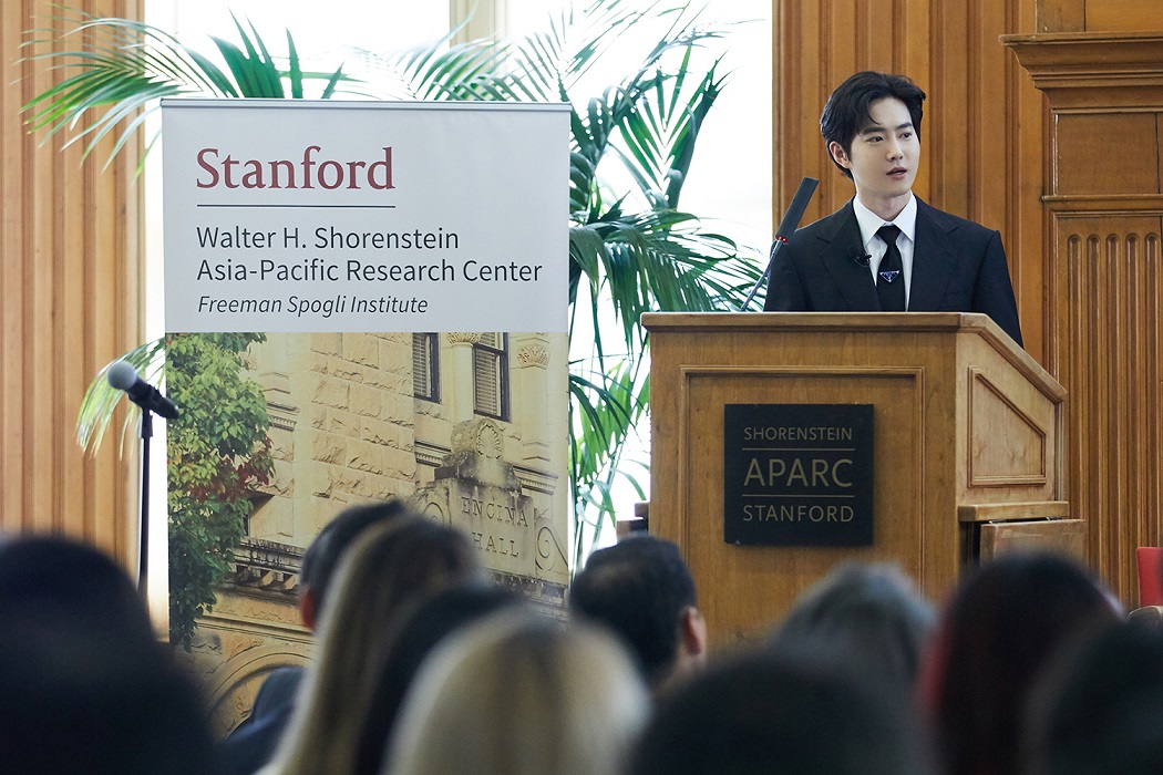 [ภาพที่ 1] SUHO วง EXO ในการประชุม Korean Studies ของมหาวิทยาลัยสแตนฟอร์ด สหรัฐฯ