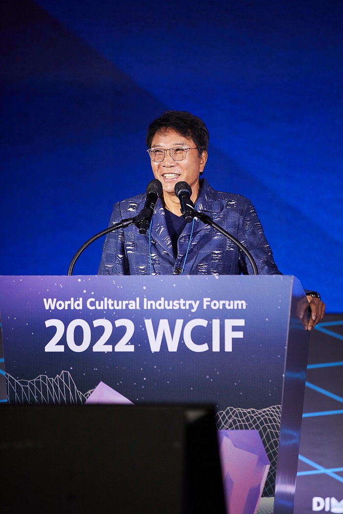 [ภาพที่ 1] โปรดิวเซอร์ 'ซูมาน ลี' กล่าวสุนทรพจน์หลัก ในงาน ‘3rd World Cultural Industry Forum’