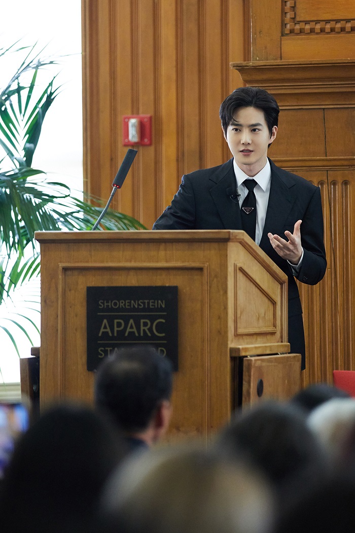 [ภาพที่ 2] SUHO วง EXO ในการประชุม Korean Studies ของมหาวิทยาลัยสแตนฟอร์ด สหรัฐฯ