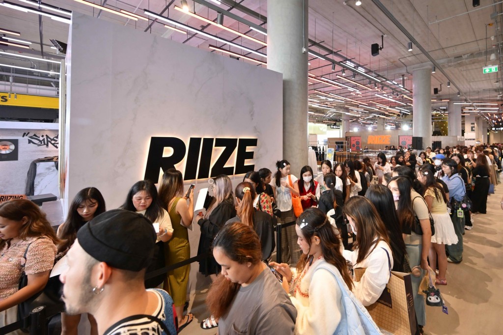 [ภาพที่ 2] THE 1ST MINI ALBUM RIIZING POP-UP STORE in BANGKOK by SM True