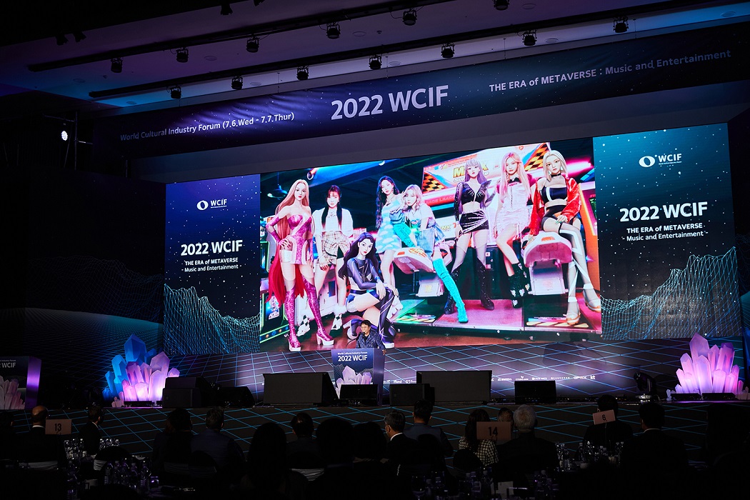 [ภาพที่ 2] โปรดิวเซอร์ 'ซูมาน ลี' กล่าวสุนทรพจน์หลัก ในงาน ‘3rd World Cultural Industry Forum’