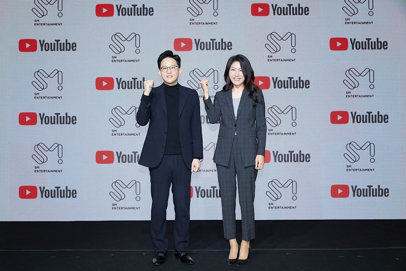 ภาพที่ 3 [SM X YouTube Remastering Project Announcement Conference] Sung Su Lee ซีอีโอของ SM และ Sun Lee หัวหน้าจาก YouTube