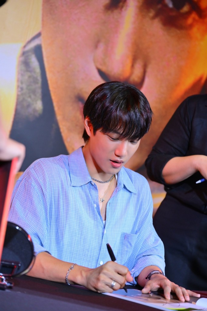 [ภาพที่ 9] Shopee x KAI ‘Wait On Me’ FANSIGN EVENT
