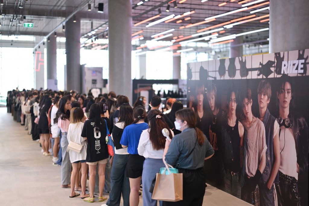 [ภาพบรรยากาศ 1] ป๊อปอัปสโตร์ THE 1ST MINI ALBUM RIIZING POP-UP STORE in BANGKOK by SM True
