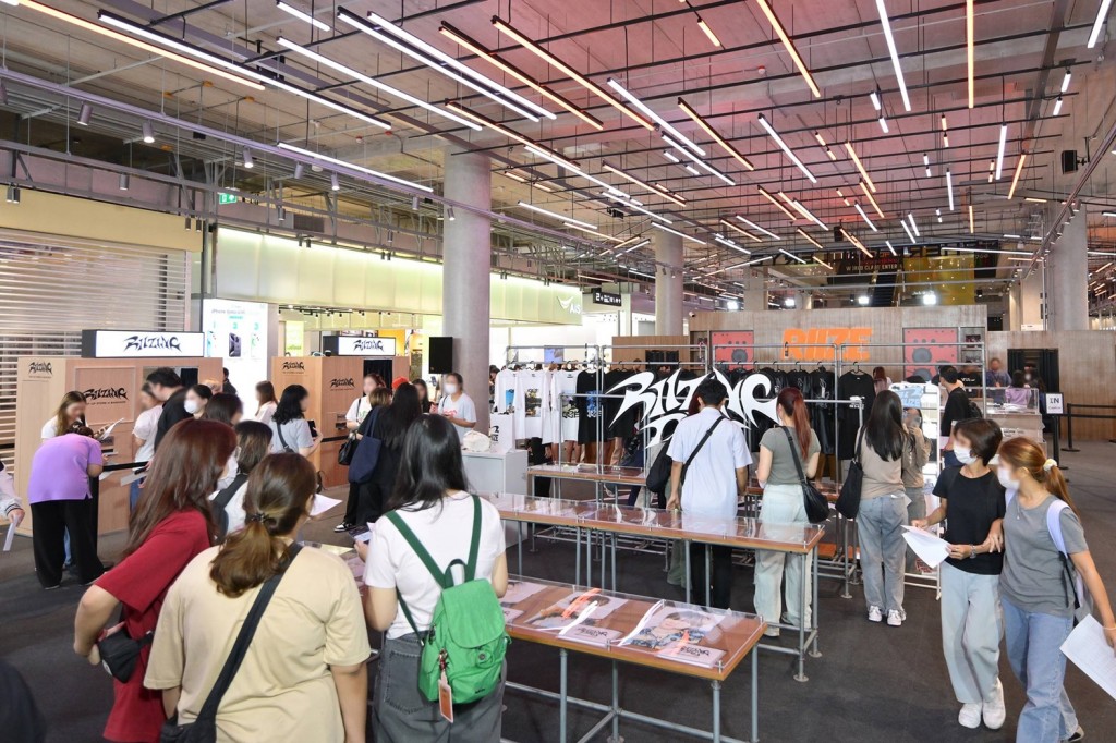 [ภาพบรรยากาศ 2] ป๊อปอัปสโตร์ THE 1ST MINI ALBUM RIIZING POP-UP STORE in BANGKOK by SM True