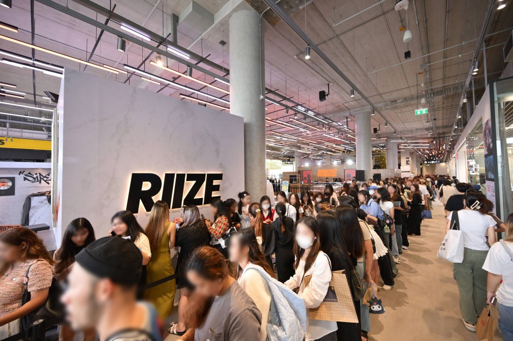 [ภาพบรรยากาศ 3] ป๊อปอัปสโตร์ THE 1ST MINI ALBUM RIIZING POP-UP STORE in BANGKOK by SM True