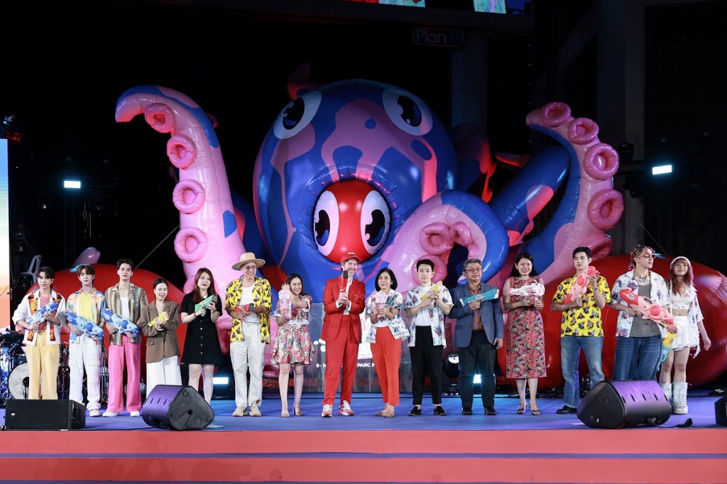 ภาพบรรยากาศความยิ่งใหญ่ของงาน Siam Paragon Ultrasonic Water Festival 2024 “Songkran Lobster Wonderland by Philip Colbert”  (4)