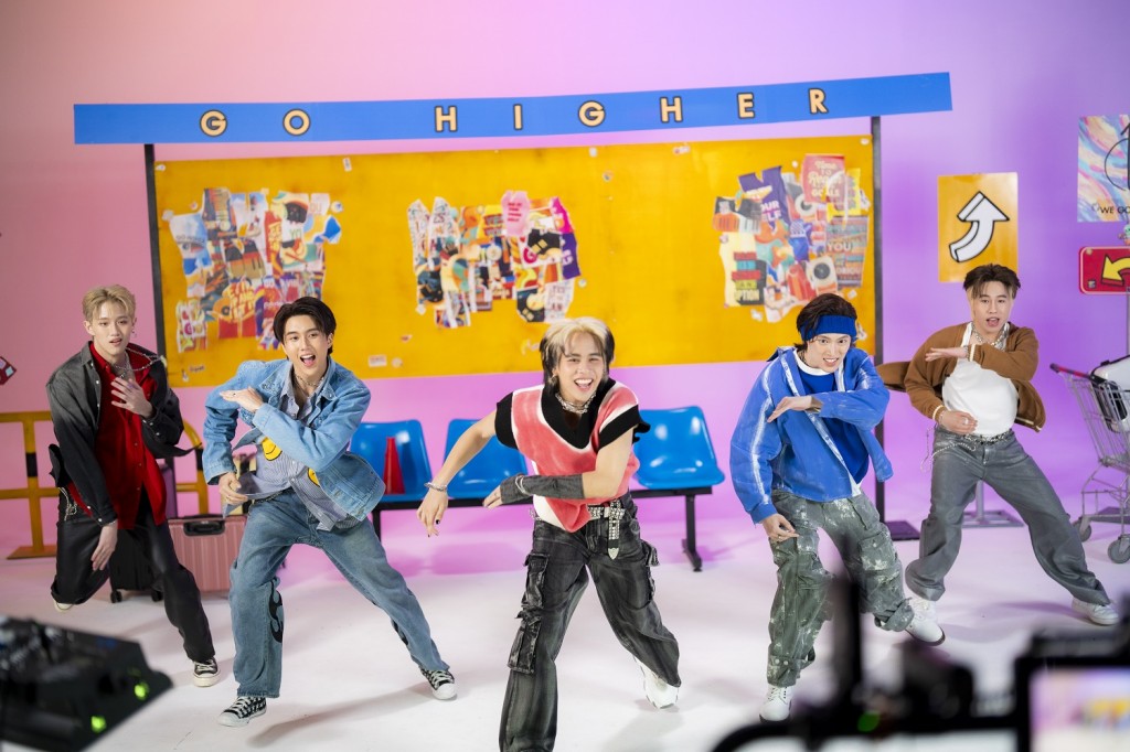 ภาพมิวสิควีดีโอเพลง HIYA วง ATT (10)