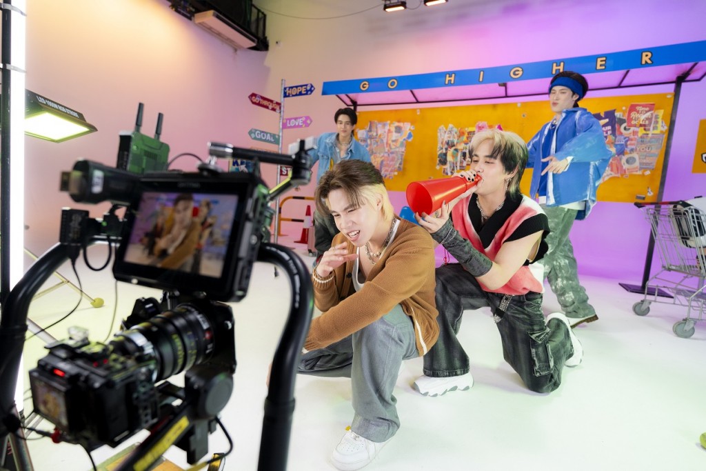 ภาพมิวสิควีดีโอเพลง HIYA วง ATT (11)