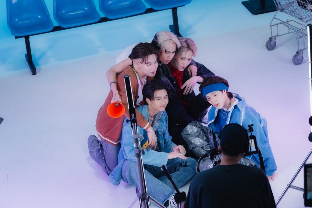 ภาพมิวสิควีดีโอเพลง HIYA วง ATT (9)