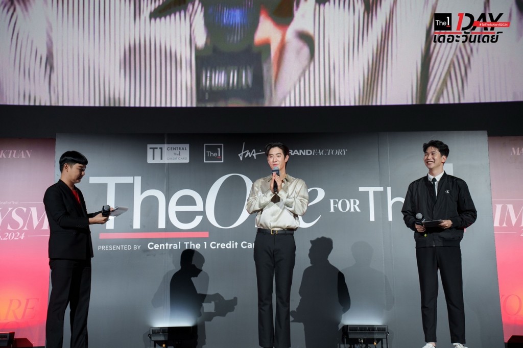 มาร์ค บนเวทีกับพิธีกร_resize