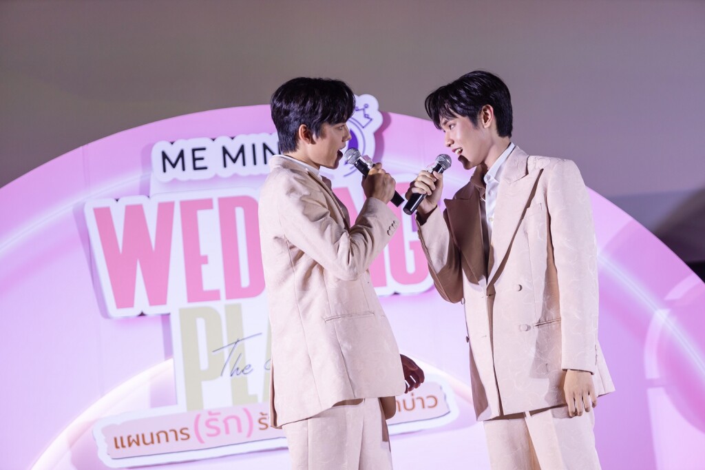 ร้องเพลงคู่บนเวที