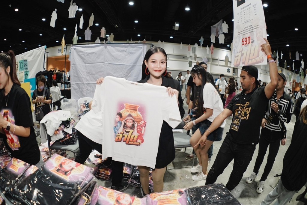 ลำไย ขายเสื้อที่บูท_0