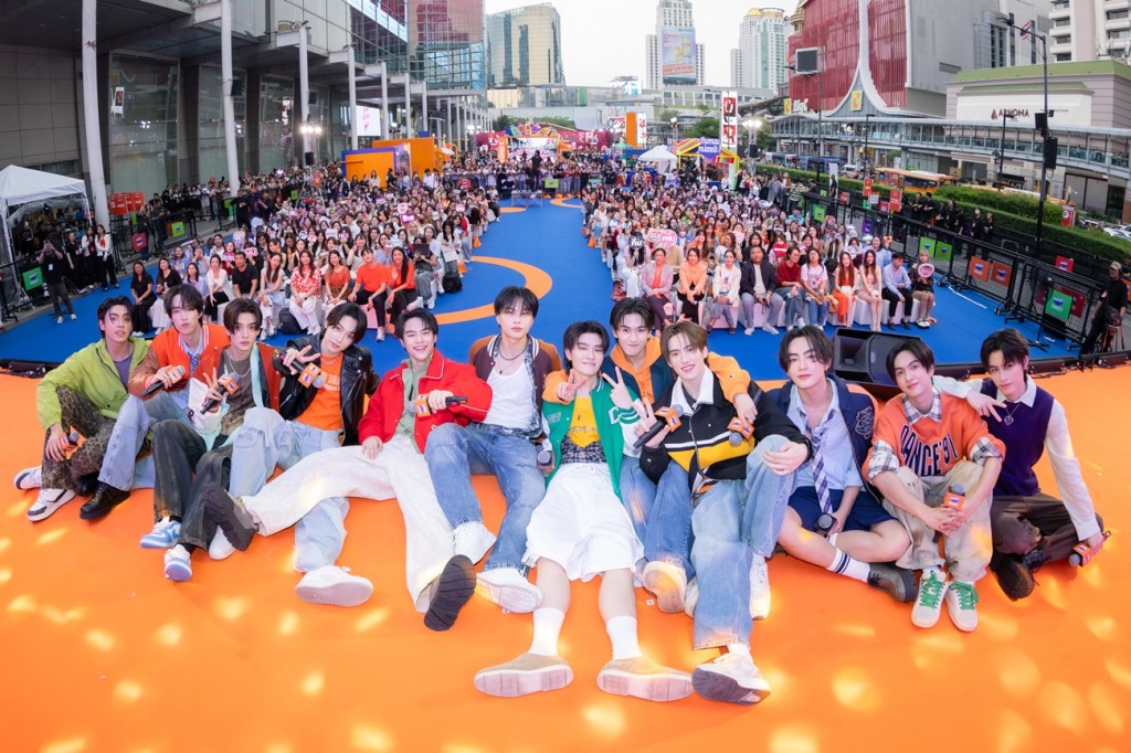 ศิลปินถ่ายภาพ Wefie จากบนเวที ร่วมกับแฟน ๆ