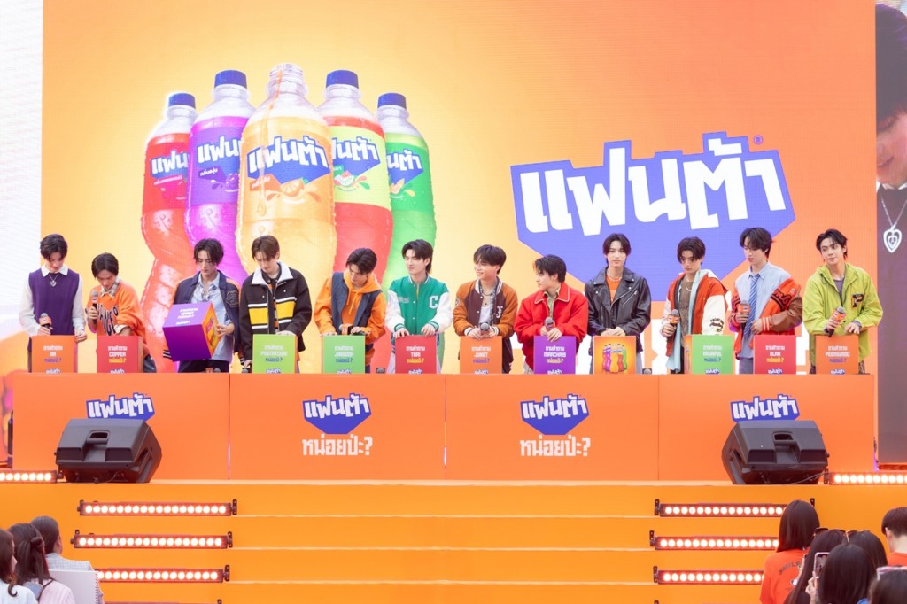 ศิลปินเล่นเกมบนเวที_2