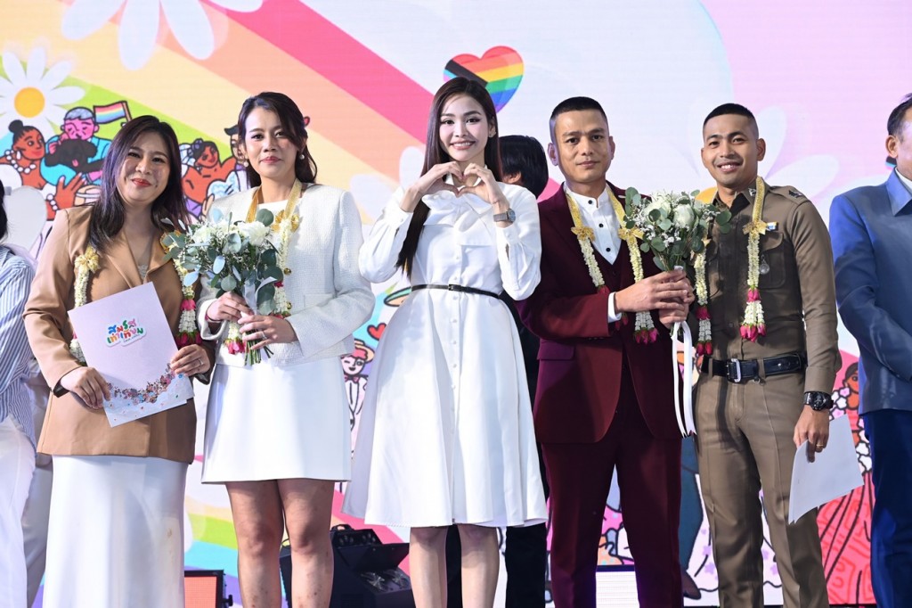 อิงฟ้าและภาพคู่รักที่ร่วมจดทะเบียนสมรส