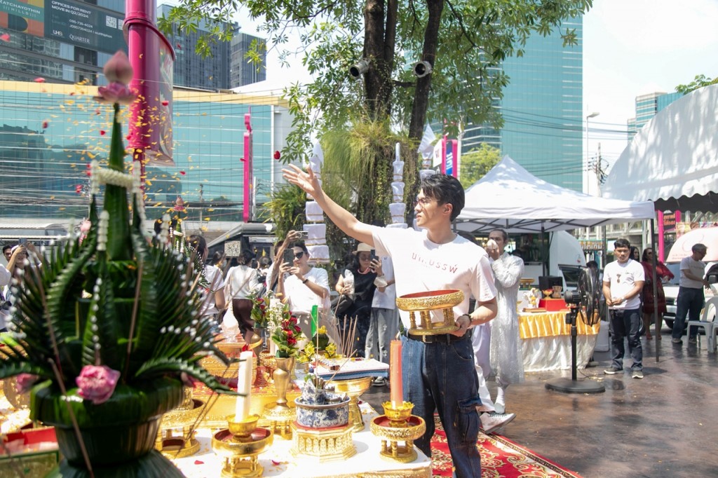 เจมส์ มาร์ ร่วมพิธีบวงสรวง