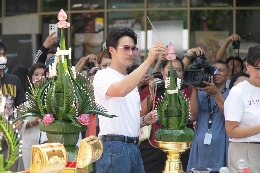 เจมส์ มาร์ ในพิธีบวงสรวง