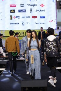 แฟชั่นรันเวย์ในคอนเซ็ปต์สุดคูล “ART OF JEANS ON RUNWAY”