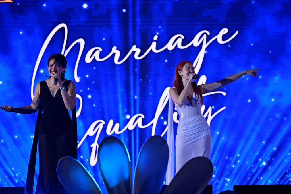 โชว์เปิดโดย ซิลวี่ ภาวิดา และ มิ้น มิณฑิตา