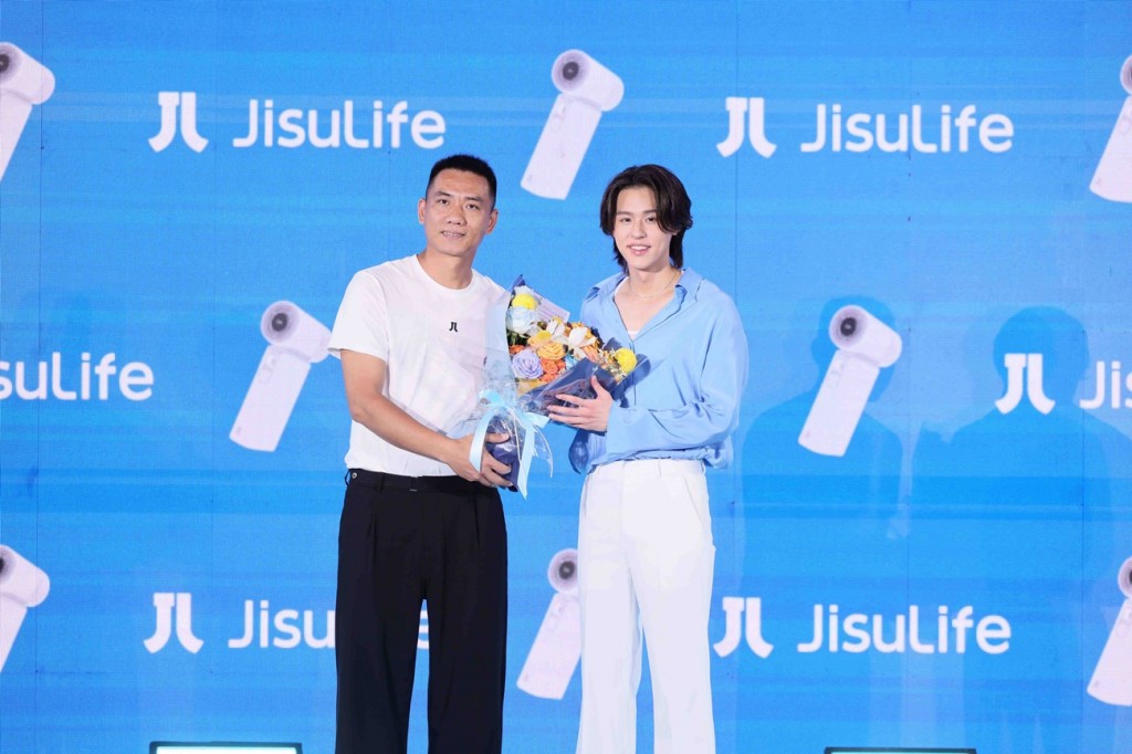 โนอาห์ หลี่ (ผู้ก่อตั้งแบรนด์) และบิวกิ้น-พุฒิพงศ์ อัสสรัตนกุล
