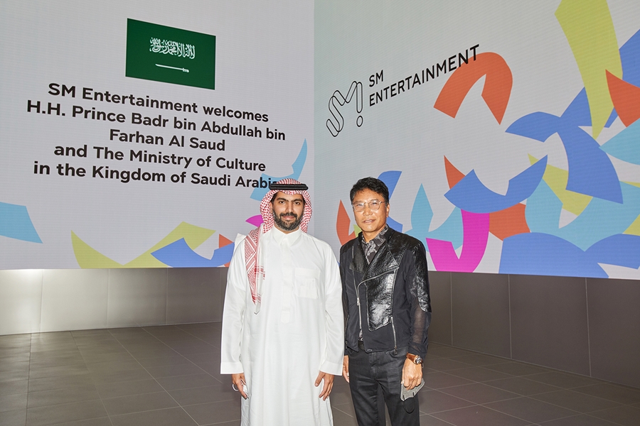 โปรดิวเซอร์ Soo-Man Lee (ซ้าย) กับรัฐมนตรีกระทรวงวัฒนธรรมของซาอุดีอาระเบีย Badr bin Abdullah bin Farhan Al Saud (ขวา)