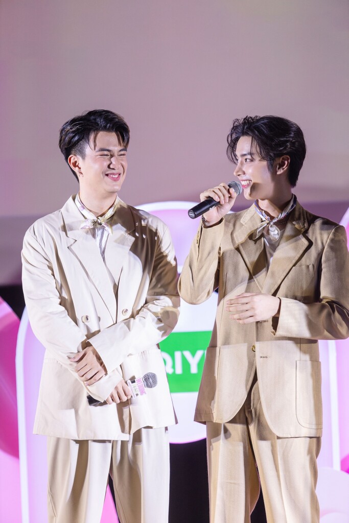 โฟร์ท โดนัท บนเวที