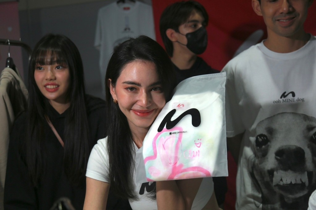 ใหม่ ดาวิกา ขายเสื้อ_0