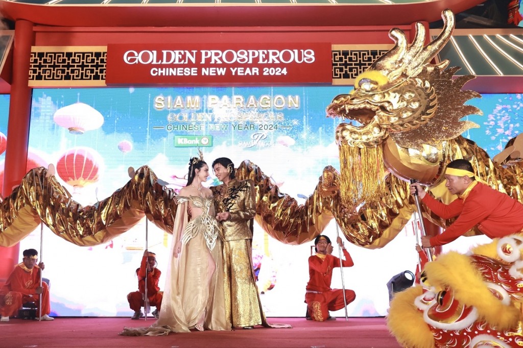 ใหม่ - ดาวิกา โฮร์เน่ ควงคู่ กลัฟ - คณาวุฒิ ไตรพิพัฒนพงษ์ ร่วมงาน Siam Paragon Golden Prosperous Chinese New Year 2024 (1)