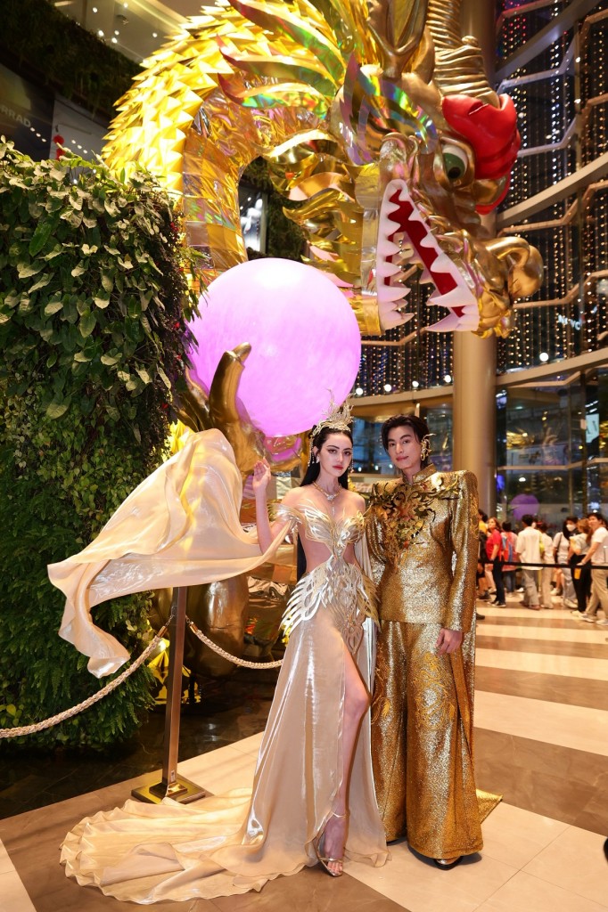 ใหม่ - ดาวิกา โฮร์เน่ ควงคู่ กลัฟ - คณาวุฒิ ไตรพิพัฒนพงษ์ ร่วมงาน Siam Paragon Golden Prosperous Chinese New Year 2024  (5)