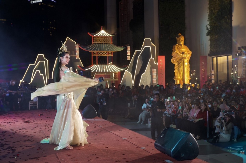 ใหม่ - ดาวิกา โฮร์เน่ ร่วมโชว์พิเศษในงาน Siam Paragon Golden Prosperous Chinese New Year 2024 (3)