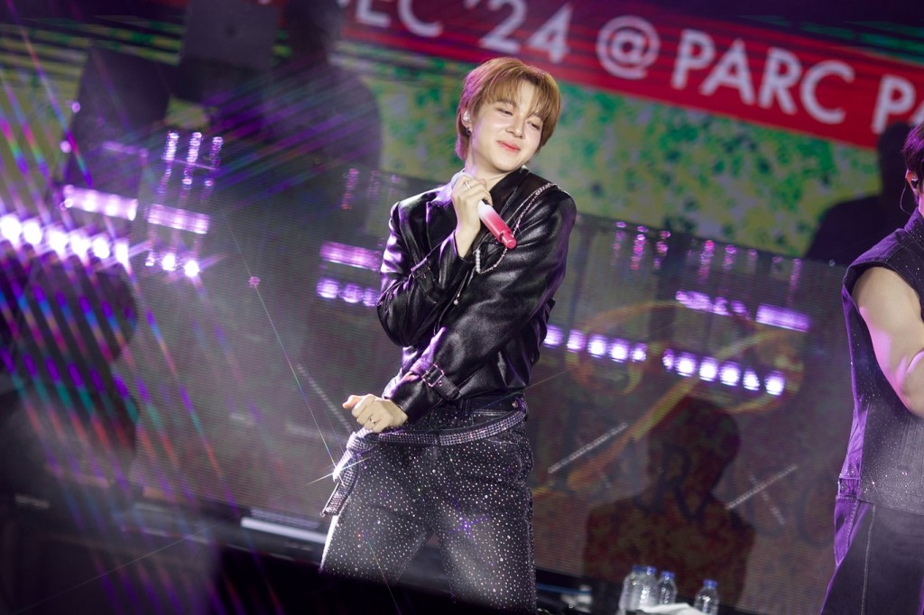 “ซี- นุนิว” แจกความฟินให้แฟนๆ บนเวที “SIAM PARAGON THE MAGICAL COUNTDOWN CELEBRATION 2025” (41)
