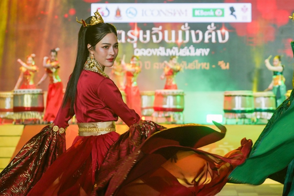 “หลิง-ออม” โชว์ชุดการแสดง “ลั่นกลองเบิกฟ้ามหามงคล”  (4)